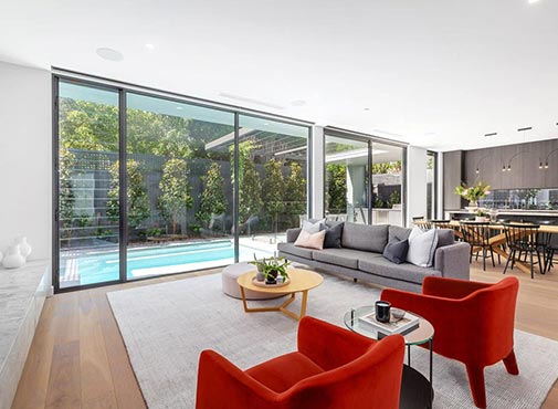 Installed adjustable aluminium louvre window