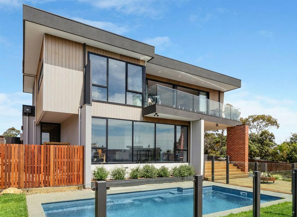 Energy-efficient thermally broken aluminium door installation by Nuline