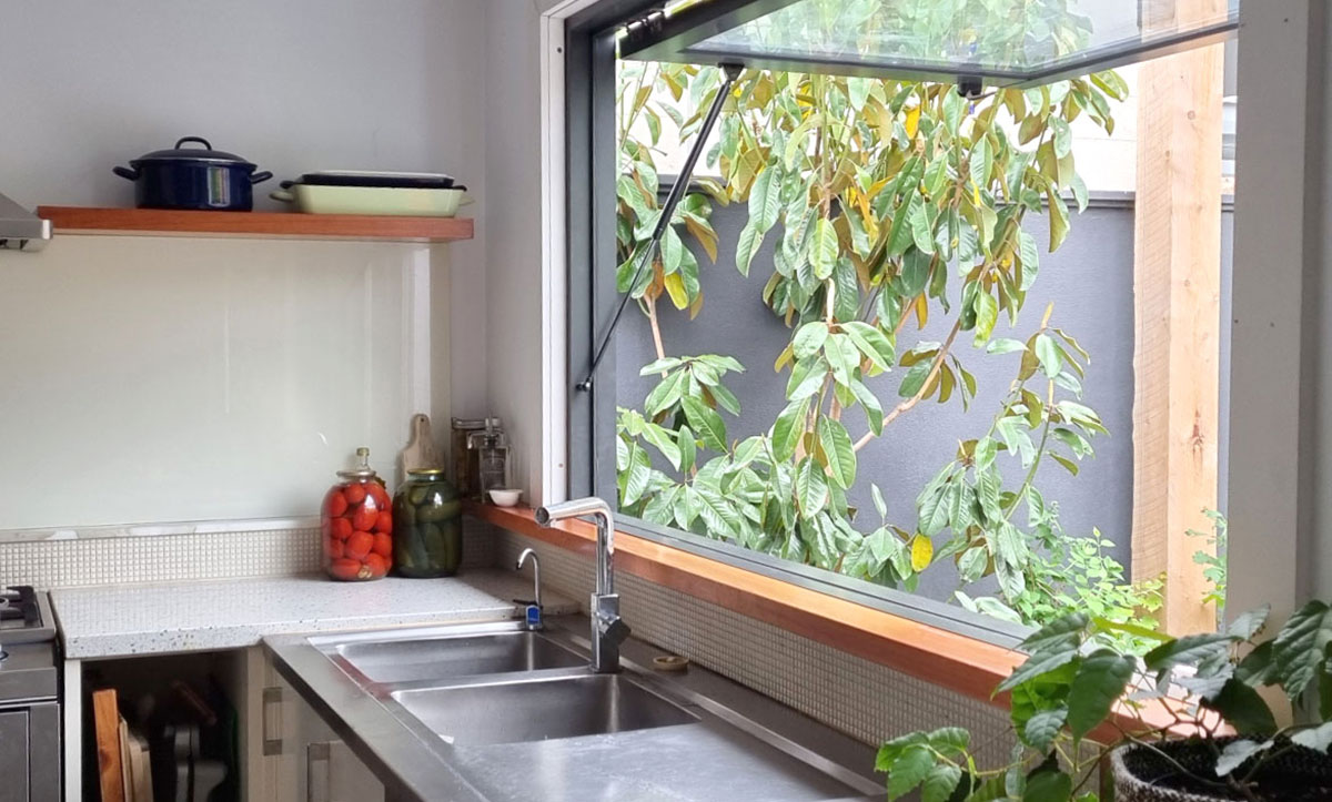 Gas strut window installation