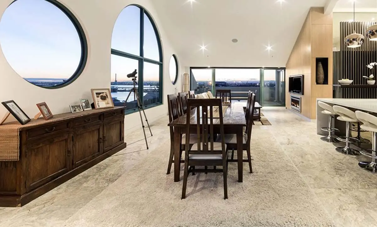 Custom curved aluminium window